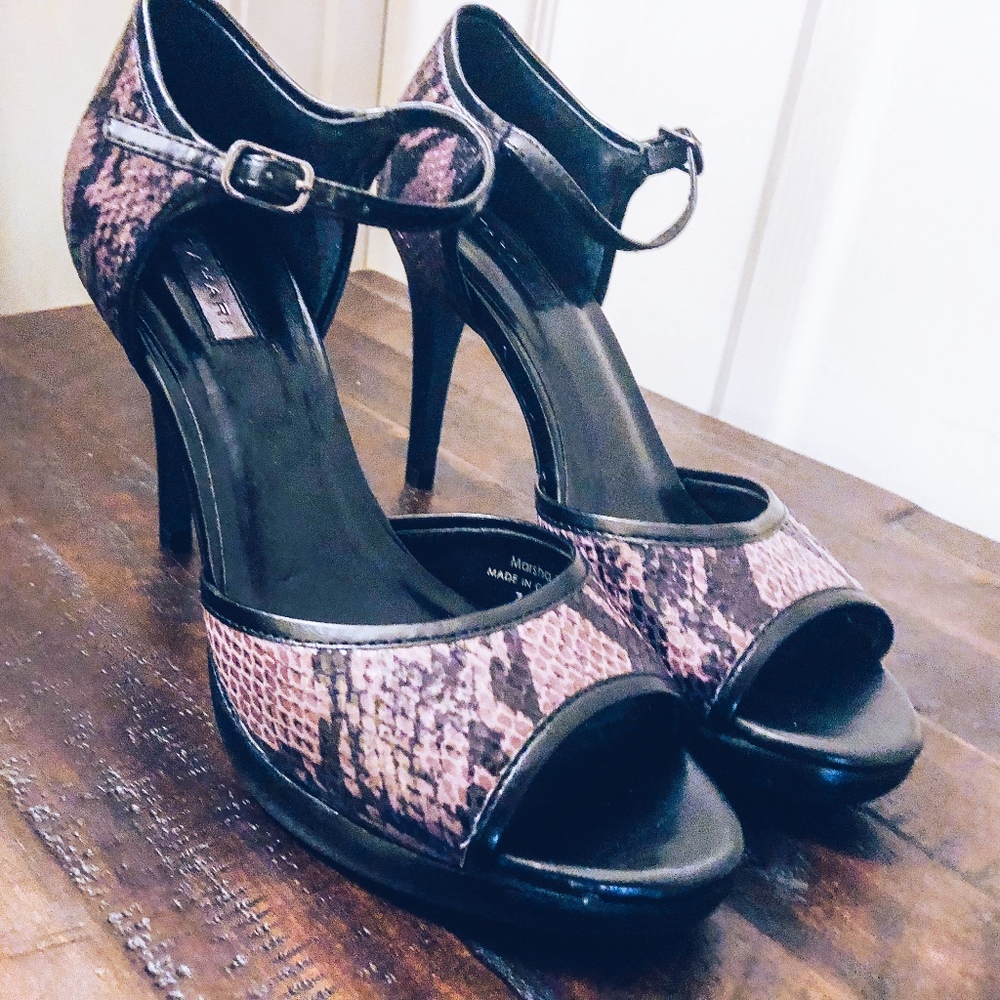 Tahari "Marsha" Snakeskin Open-Toe High Heel Sz 7